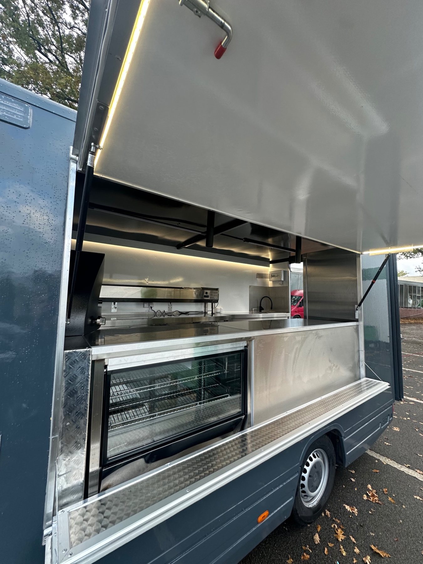 Pizza Foodtruck Verkaufsklappe